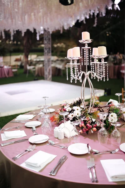 Celebración Internacional Bodas Aire Libre Fiesta Tarde Bajo Palmeras Sirven — Foto de Stock