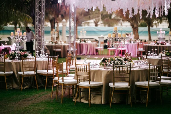 Международный Свадебный Праздник Открытым Небом Пальмами Подавали Столы Зеленой Территории — стоковое фото