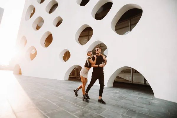 Affascinante Coppia Trascorrere Del Tempo Insieme Abbracciando Ridendo Città Alla — Foto Stock