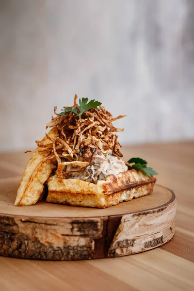 Revestimento Apresentável Waffle Belga Coberto Com Cebola Fatiada Fina Crocante — Fotografia de Stock