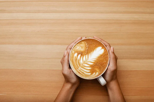 Caramel Macchiato Coffee Hand Nice Presentable Plating White Mug Top — Stock Photo, Image