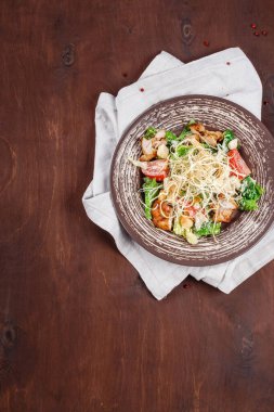 Gürcistan salatasıyla suluguni peyniri ve pamuk kumaşlı sebzeler. Gürcü mutfağı konsepti. Üst düzey yemek fotoğrafçılığı. 