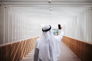 Emirati 'nin şehir merkezinde, şehir merkezinde, Dubai' nin kalbinde selfie çektiği adam..