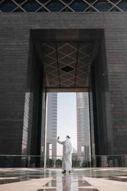 Büyük şehirde Emirates kentsel yaşam tarzı. Arap yatırımcılar körfez ülkesinde selfie çekiyorlar. Arap mekanlarının ve bina inşaatlarının fotoğrafları.