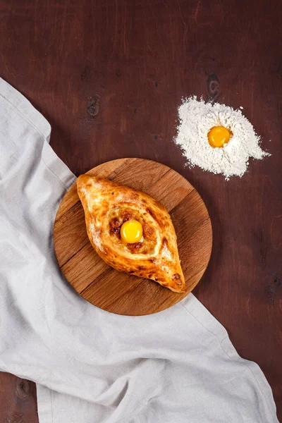 Ajarian Hachapuri Sobre Mesa Madera Con Tela Algodón Concepto Menú Fotos de stock