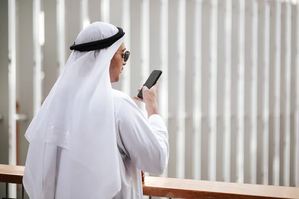 Emirati Nosi Tradycyjną Kandurę Mieście Emiratuje Styl Życia Rozmawiając Smartfonem Obrazy Stockowe bez tantiem