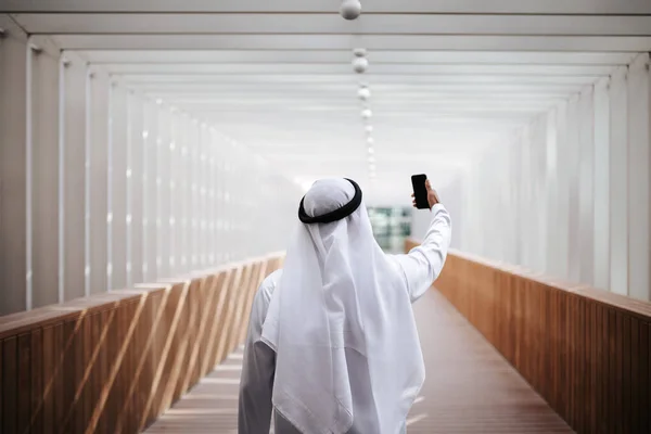 Emirati Chico Tomando Selfie Estilo Vida Urbano Ciudad Centro Del Fotos de stock libres de derechos