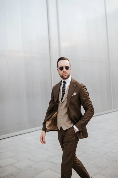 Hombre Negocios Traje Marrón Corbata Con Gafas Sol Fondo Pared —  Fotos de Stock