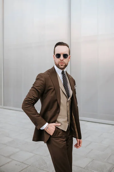 Hombre Negocios Traje Marrón Corbata Con Gafas Sol Fondo Pared — Foto de Stock