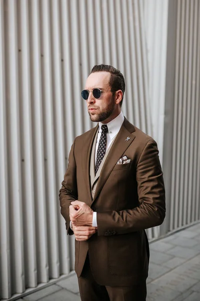 Hombre Negocios Traje Marrón Corbata Con Gafas Sol Fondo Pared —  Fotos de Stock