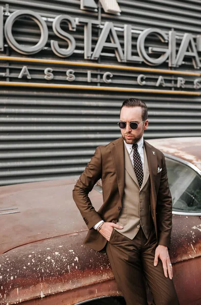 Hombre Negocios Traje Marrón Corbata Con Gafas Sol Fondo Pared —  Fotos de Stock