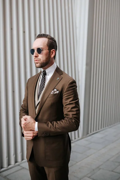 Hombre Negocios Traje Marrón Corbata Con Gafas Sol Fondo Pared —  Fotos de Stock