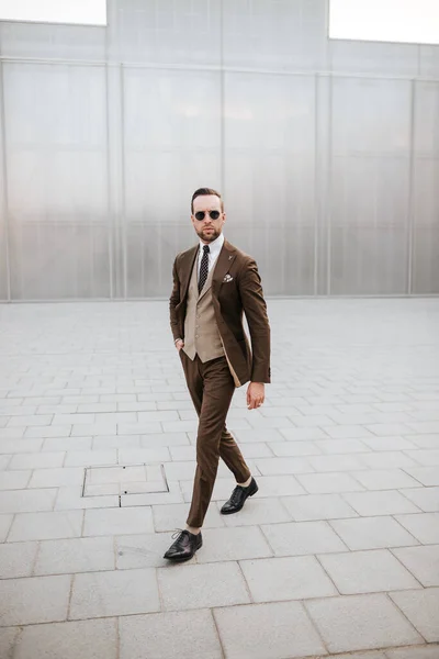 Hombre Negocios Traje Marrón Corbata Con Gafas Sol Fondo Pared —  Fotos de Stock