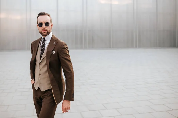 Hombre Negocios Traje Marrón Corbata Con Gafas Sol Fondo Pared —  Fotos de Stock