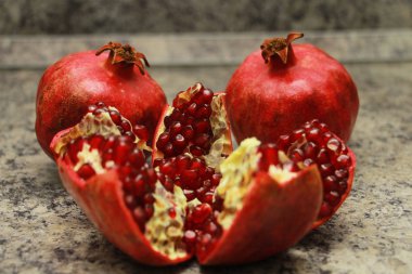 Kompozisyon kırmızı nardan yapılmıştır.