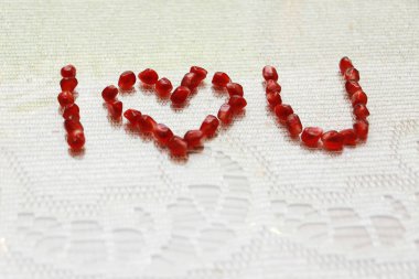 Kompozisyon kırmızı nardan yapılmıştır.