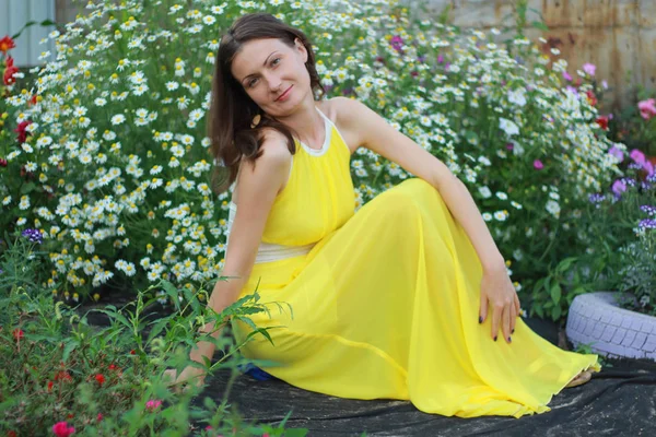 Bahçede Sarı Elbiseli Bir Kızın Fotoğrafı Çekiliyor — Stok fotoğraf