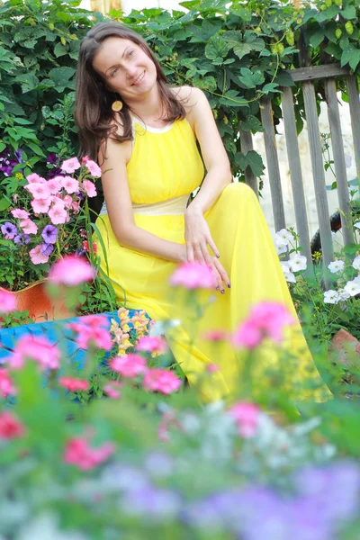 Uma Menina Vestido Amarelo Fotografada Jardim — Fotografia de Stock