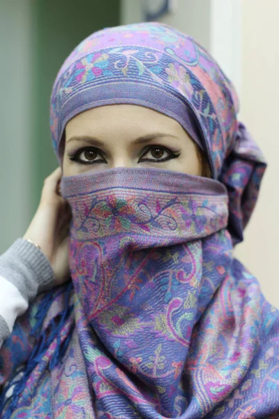 Het Meisje Bedekte Haar Gezicht Met Haar Zakdoek — Stockfoto