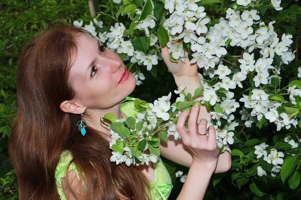 Uma Jovem Fotografada Uma Macieira Florescente — Fotografia de Stock