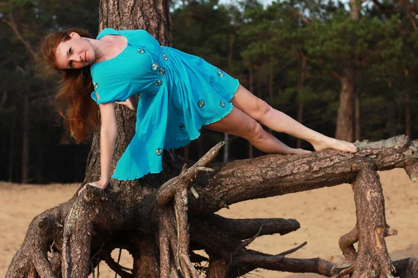 Chica Joven Posando Árbol —  Fotos de Stock