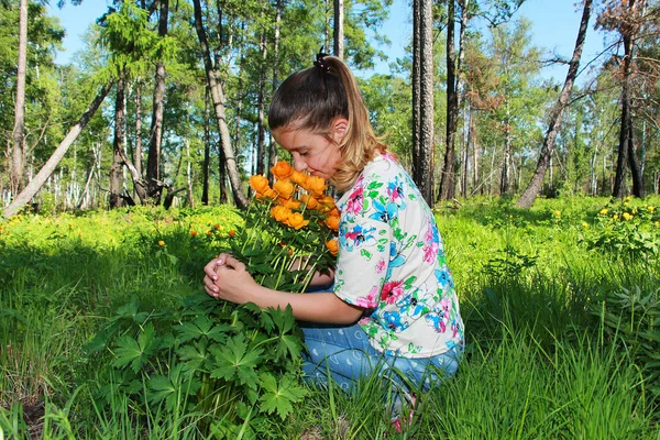 Dívka Fotografována Oranžovými Květy Parku — Stock fotografie