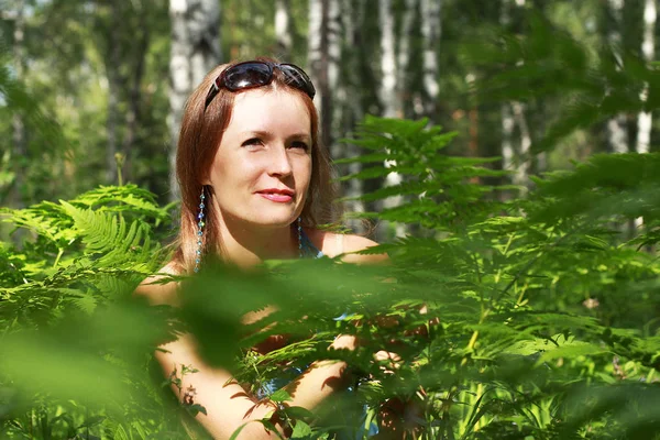 Dívka Kráčí Lesem Kde Roste Kapradina — Stock fotografie