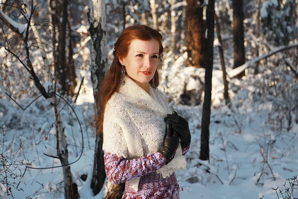 Kız Kışın Parkta Yürür — Stok fotoğraf