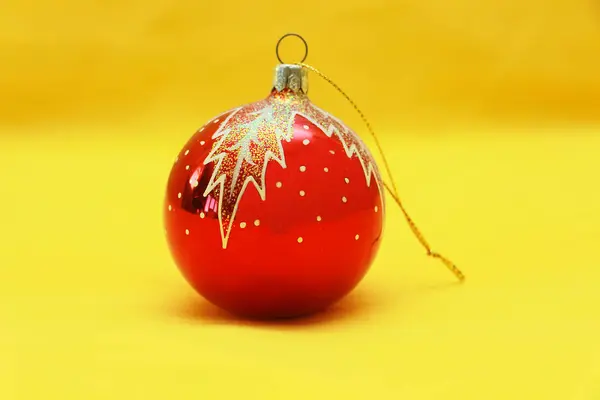 Vánoční Míč Leží Oranžovém Pozadí — Stock fotografie