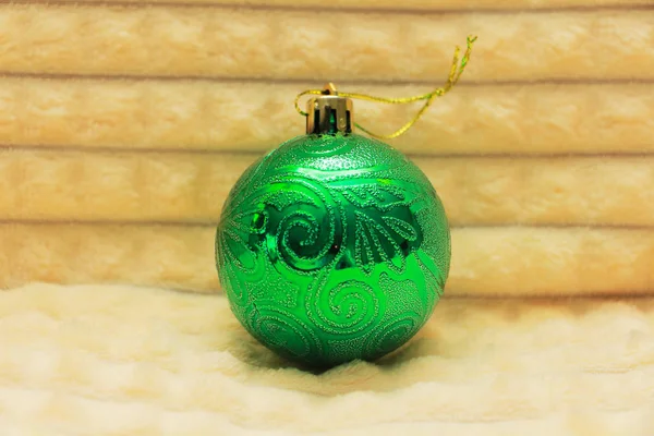 Χριστουγεννιάτικη Μπάλα Βρίσκεται Πορτοκαλί Φόντο — Φωτογραφία Αρχείου