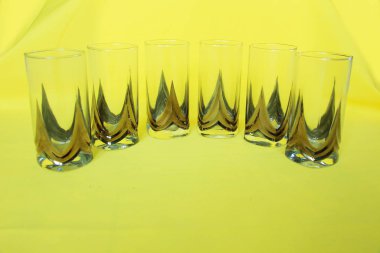 Cam sarı arka planda duruyor.