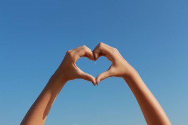 Kız ellerini bir kalbe sıkıştırdı.