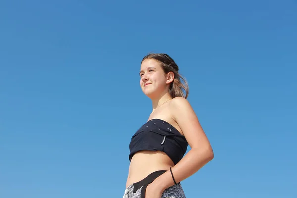 Mädchen Spaziert Sommer Strand — Stockfoto