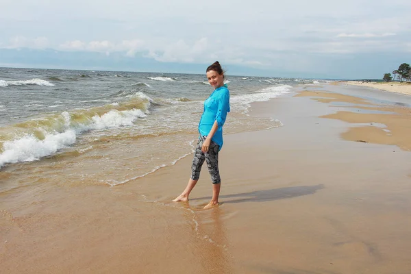 Ένα Κορίτσι Περπατά Μια Αμμώδη Παραλία — Φωτογραφία Αρχείου