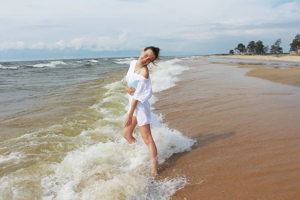 Dívka Kráčí Písečné Pláži — Stock fotografie