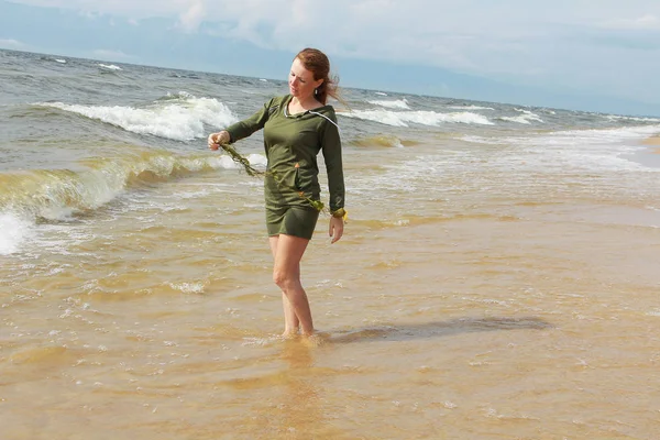 Дівчина Гуляє Піщаному Пляжі — стокове фото
