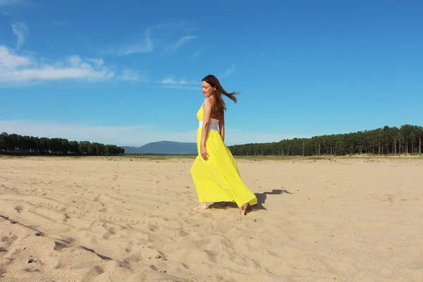 Menina Andando Uma Praia Areia — Fotografia de Stock