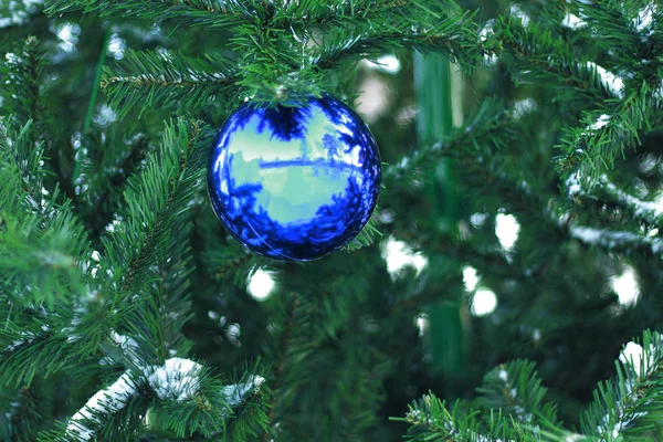 Μπάλες Κρέμονται Στα Πράσινα Κλαδιά Του Χριστουγεννιάτικου Δέντρου — Φωτογραφία Αρχείου