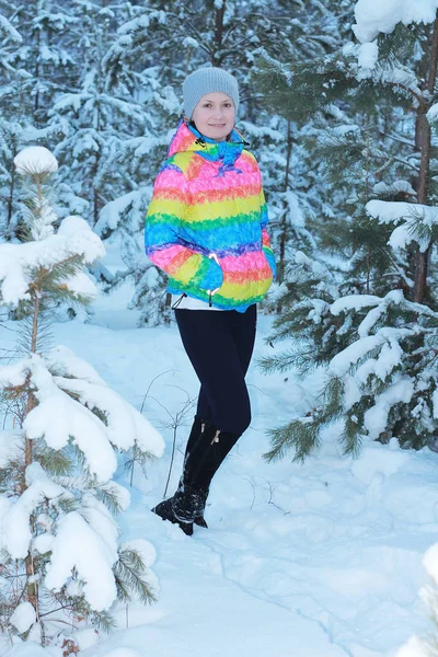 Kız Kış Ormanda Yürüyüş — Stok fotoğraf