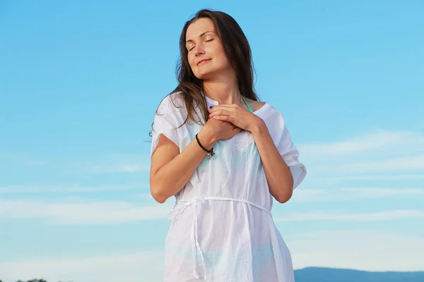 Girl Photographed Blue Sky — Stock Photo, Image