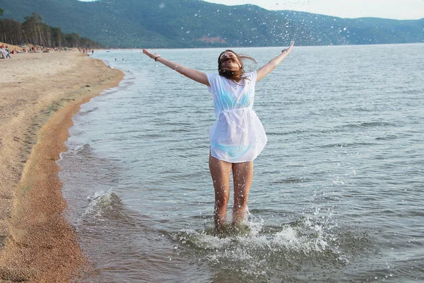 Κορίτσι Κολύμπι Στη Λίμνη Baikal — Φωτογραφία Αρχείου