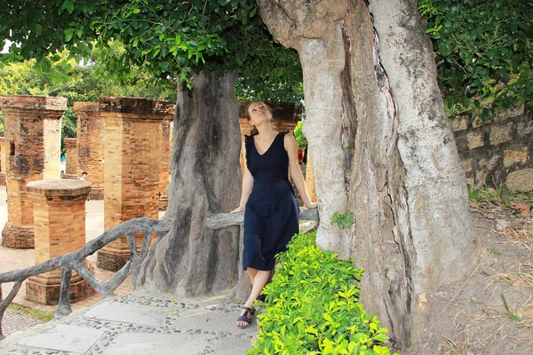 Ragazza Con Vestito Blu Seduta Sotto Albero — Foto Stock