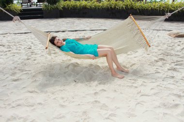 Parktaki hamakta sallanan kız.