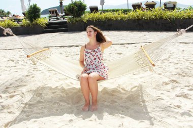 Parktaki hamakta sallanan kız.