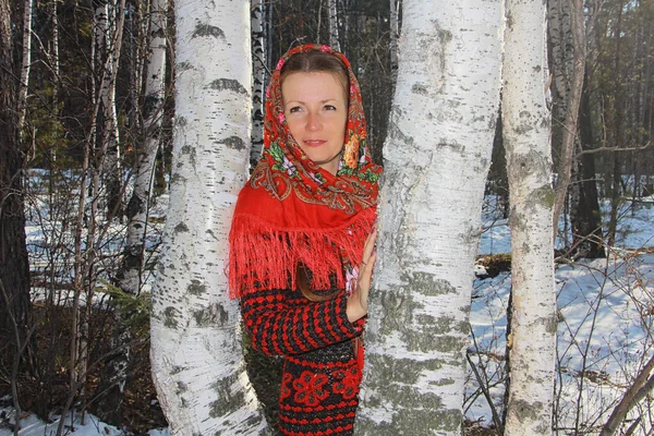 Uma Menina Vestido Vermelho Caminha Floresta — Fotografia de Stock