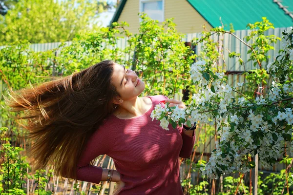 女の子は開花リンゴの木で撮影されています — ストック写真