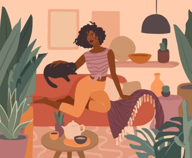 Kanepede kedisiyle dinlenen tatlı Afrikalı kız. Dişi günlük yaşam ve ev bitkileriyle iç mekanlarda yaşayan genç bir kadının günlük rutin sahnesi. Çizgi film vektörü