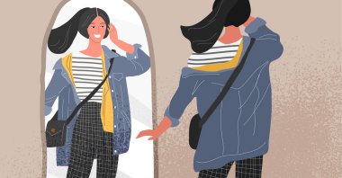 İskandinav iç mekanında aynaya bakan günlük moda kıyafetleri içinde sevimli genç bir kadın. Kadınsı özgüven, sevgi ve kabullenme kavramı. Çekici kız karakteri yansıması