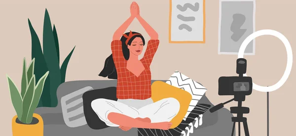 Mujer joven medita, sentado en el interior escandinavo del hogar y la creación de contenido para el blog o la radiodifusión en vivo. Enseñar yoga a través de Internet. Blogging o vlogging. Caricatura — Vector de stock