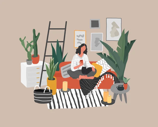 女の子は猫とコーヒーを片手にソファに座って休んでいます 家庭植物と北欧スタイルの居心地の良いインテリアで若い女性による日常生活や日常シーン 漫画ベクトルイラスト — ストックベクタ